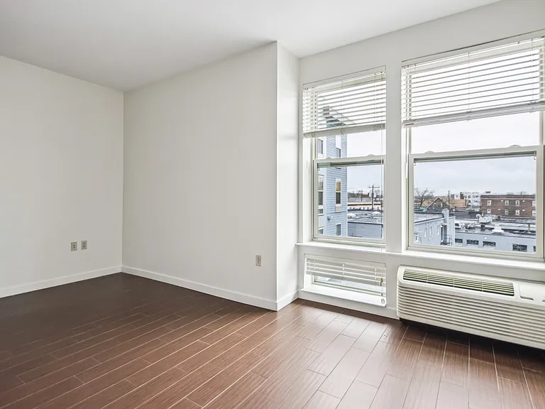 1032 Hope Street Apartments — Photo 16