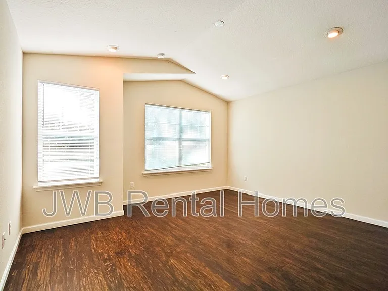 1282 Lake Shore Blvd — Photo 8