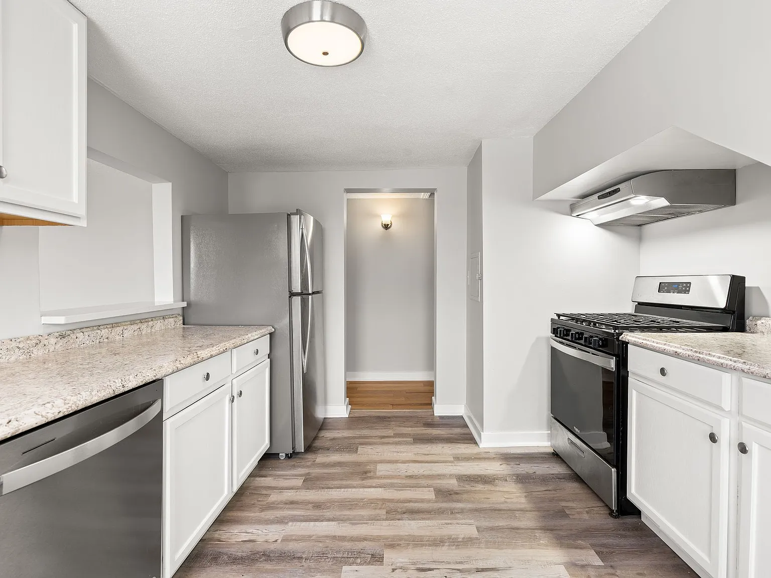 3 bed, 950 sqft, $2,000 — Photo 3