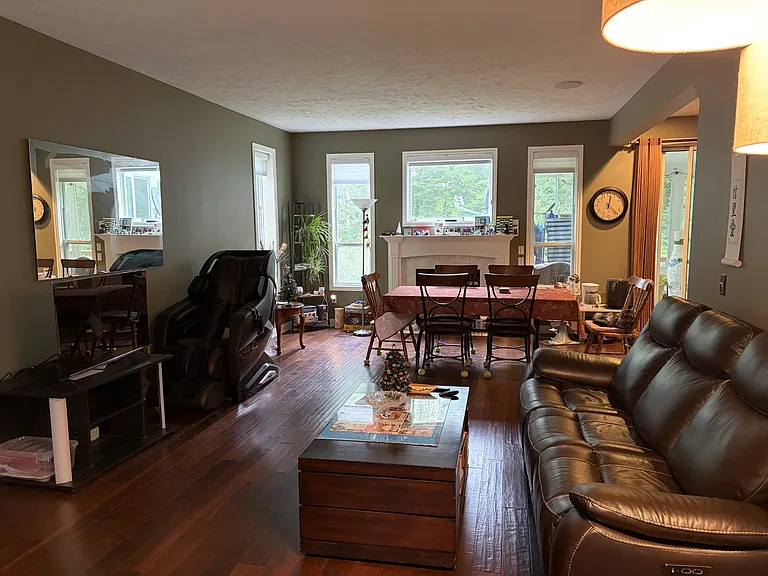 555 N Whitman Ct SE — Photo 3