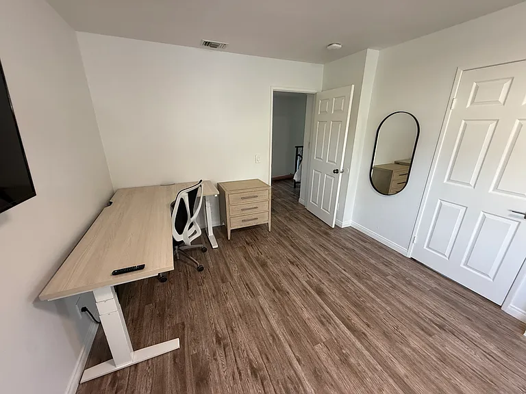 Lard bedroom - Dedicated workspace w/ Large Hayworth Standing L-Desk