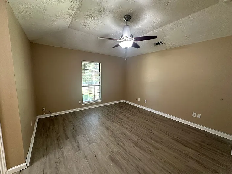 4045 Cavalry Dr — Photo 30