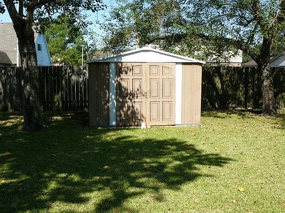 5th image of 2701 Encino Ave