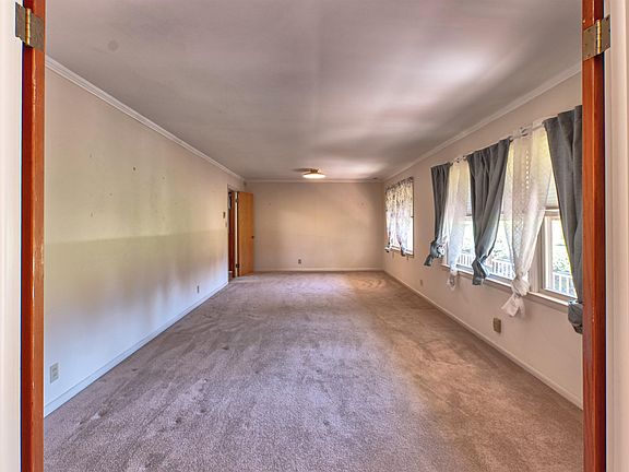 3rd image of 110 Crestview Dr