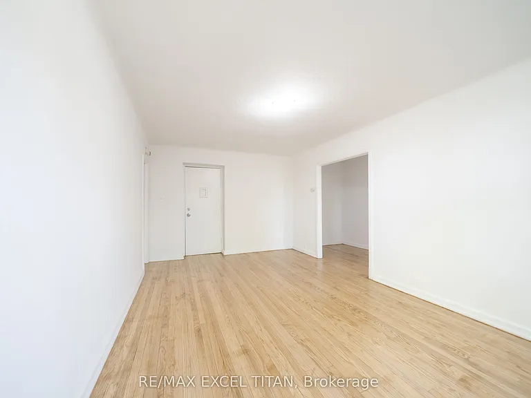 8 Mallory Gdns #24 — Photo 3