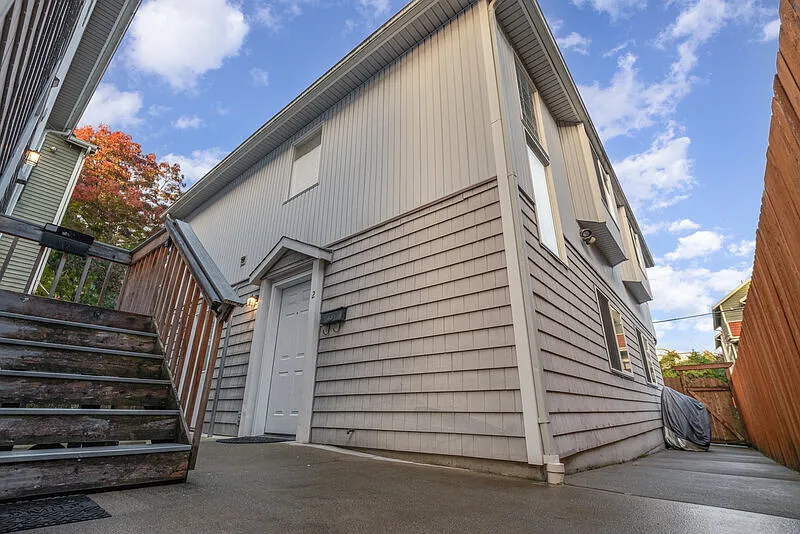 Building Photo - 128 20th Ave E #2