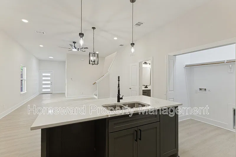 4 bed, 2.5 bath, 1744 sqft, $2,100 — Photo 4