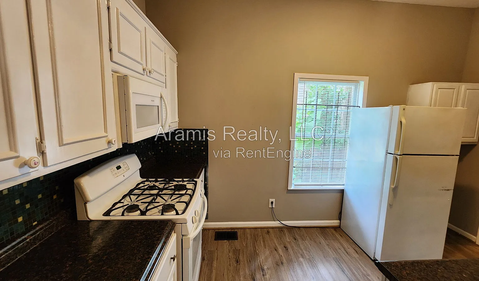 3 bed, 2.0 bath, 1076 sqft, $1,550 — Photo 4