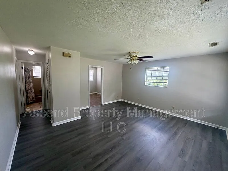 1 bed, 1.0 bath, $899 — Photo 4