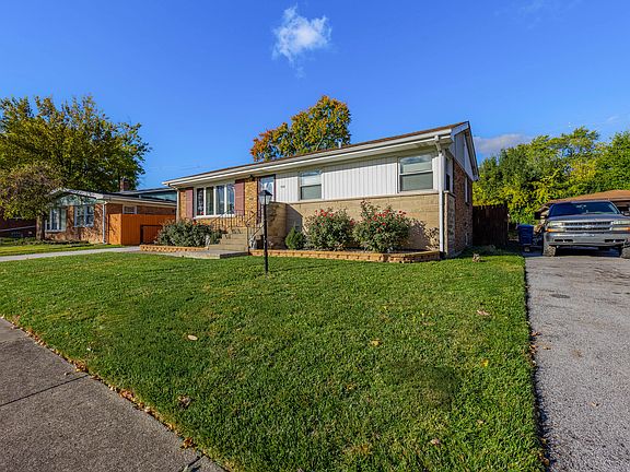 2nd image of 500 Grosvenor Pl