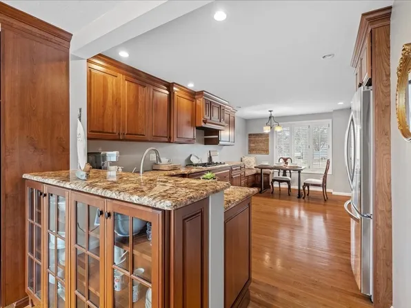 70 Parks St APT 3, Duxbury, MA 02332