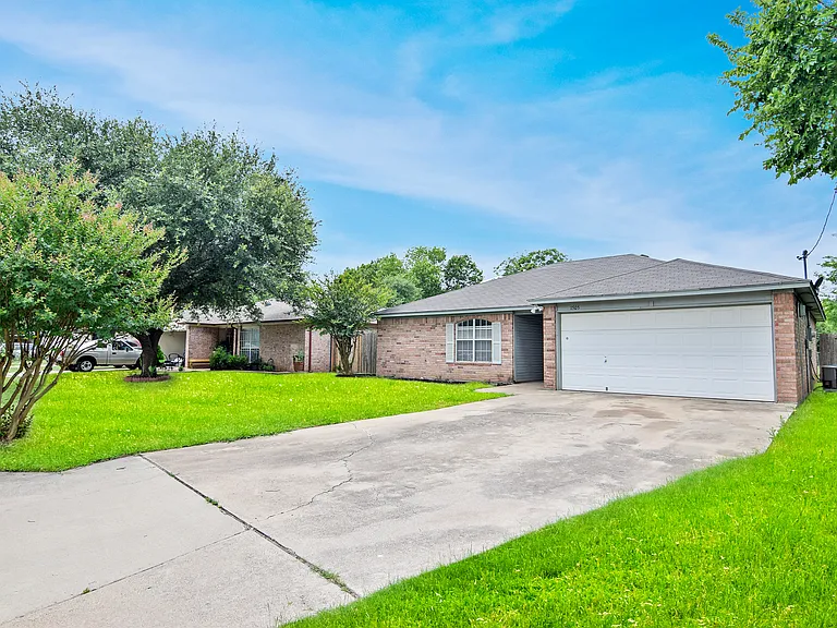 1505 Oleta St — Photo 2