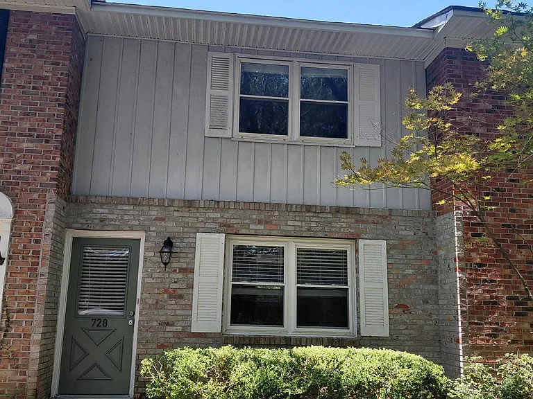 728 Harbor Ln — Photo 1