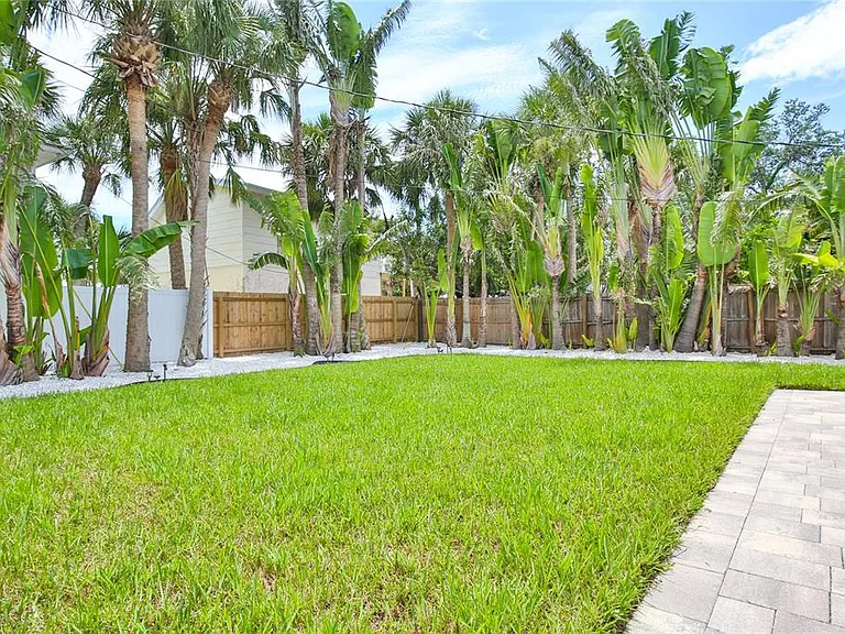 211 Island Cir — Photo 36