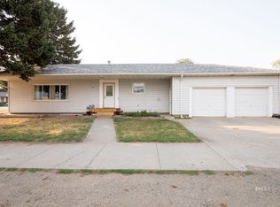 1515 Cedar St, Forsyth, MT 59327