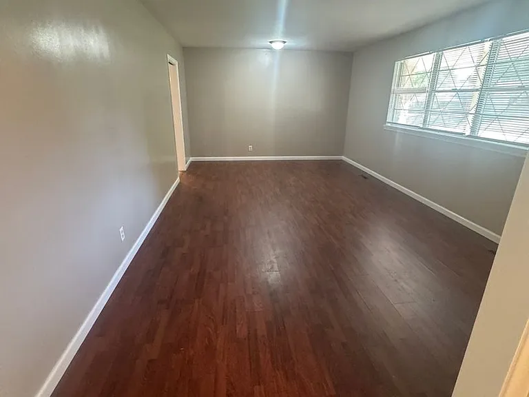 1217 SE Greystone Ave — Photo 3