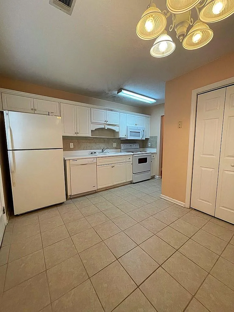 123 Ginkgo Ln — Photo 3
