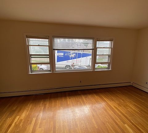 4th image of 215 Gainsborg Ave #1