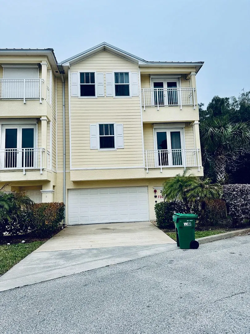 Beautiful 3 Bd/3.5ba Townhouse In Palm Bay — Photo 1