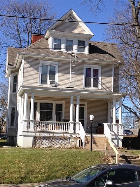 Apartment is on the top floor (three windows)