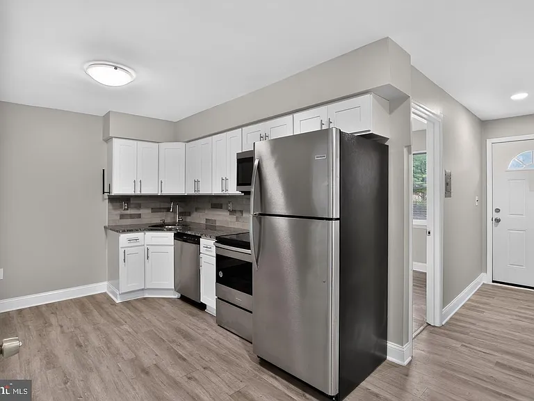 1807 Silver Ct — Photo 19