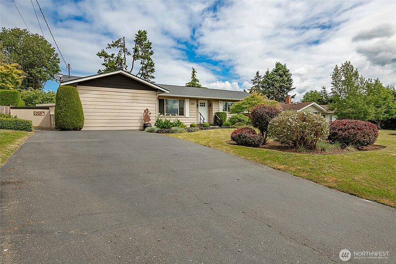 3rd image of 2808 Azalea Place