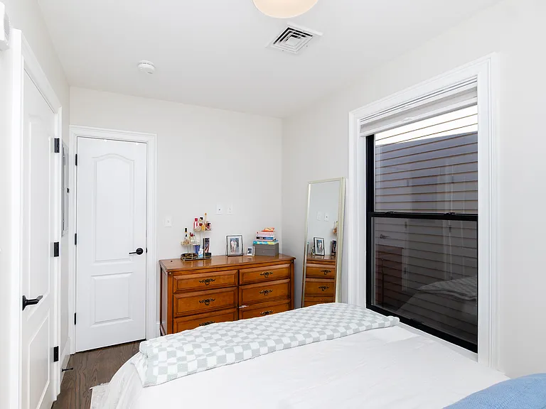 498 Sumner St #3 — Photo 10
