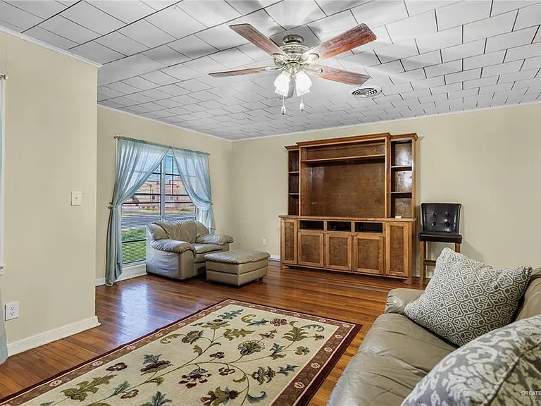 518 E Kelly Ave — Photo 4