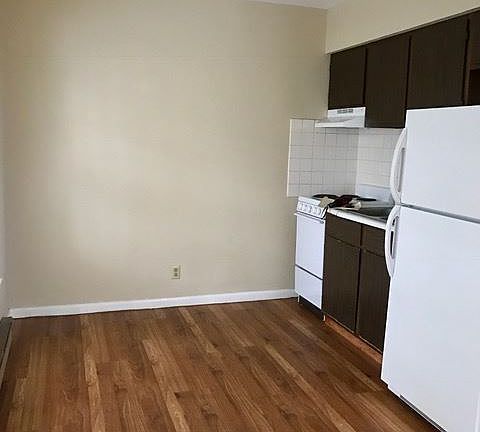 2nd image of 1022 1/2 Columbus Cir N