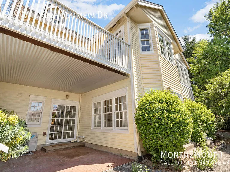 9021 NW Bartholomew Dr — Photo 36