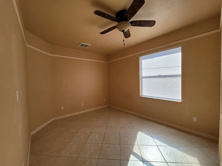 3323 SW 27th Pl — Photo 5