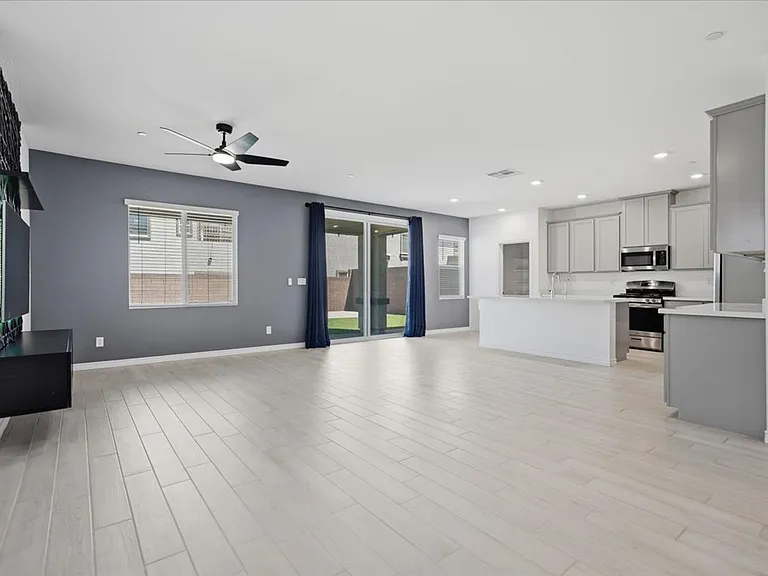 294 Mount Williamson St — Photo 2