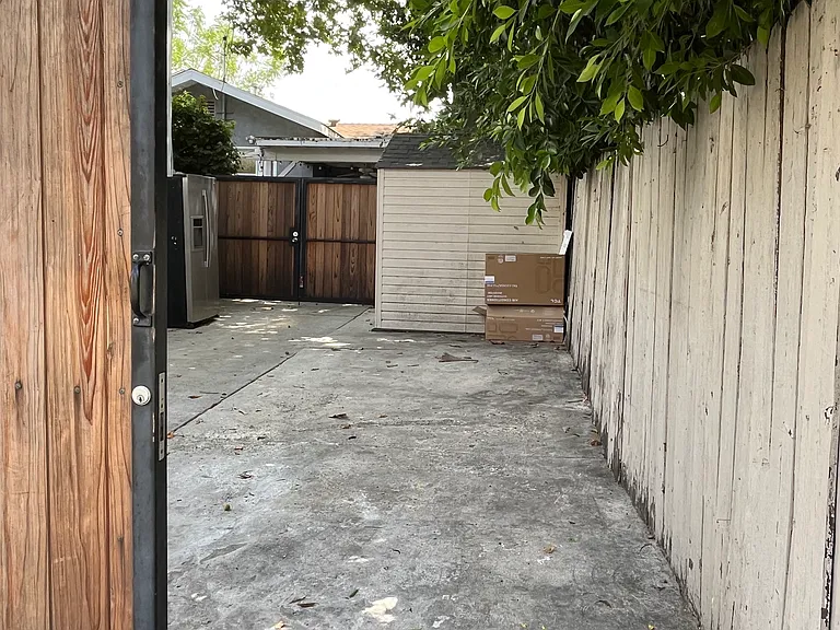 18023 Burbank Blvd — Photo 12