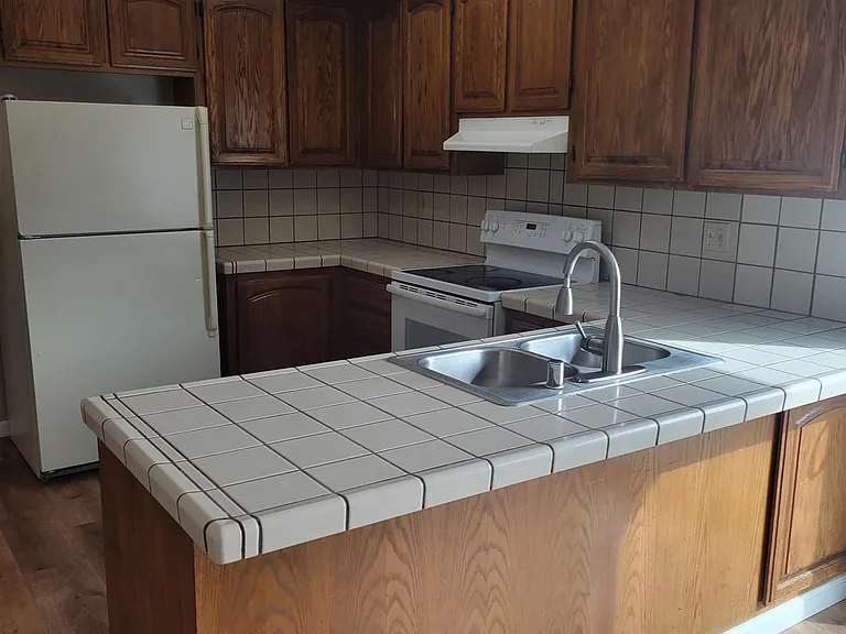 906 Coral Dr — Photo 6