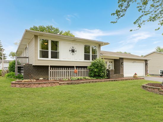 7135 Hawthorne Ave, Woodridge, IL 60517