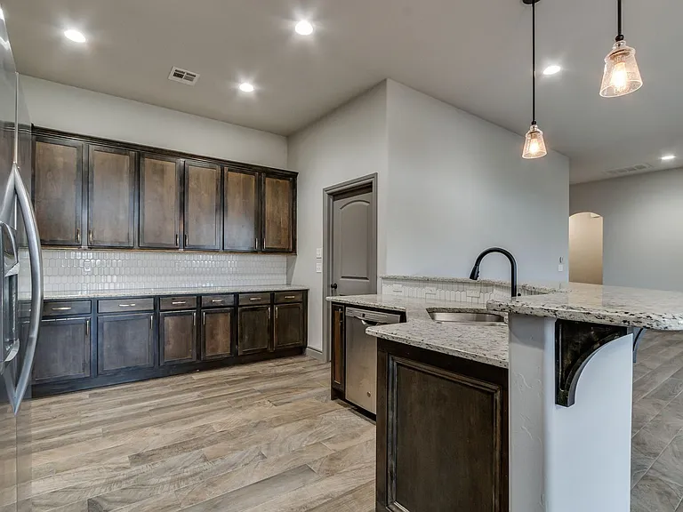 6133 Oxnard St — Photo 15