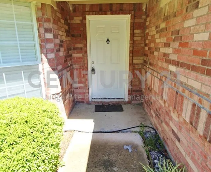 809 Foxwood Ln — Photo 2