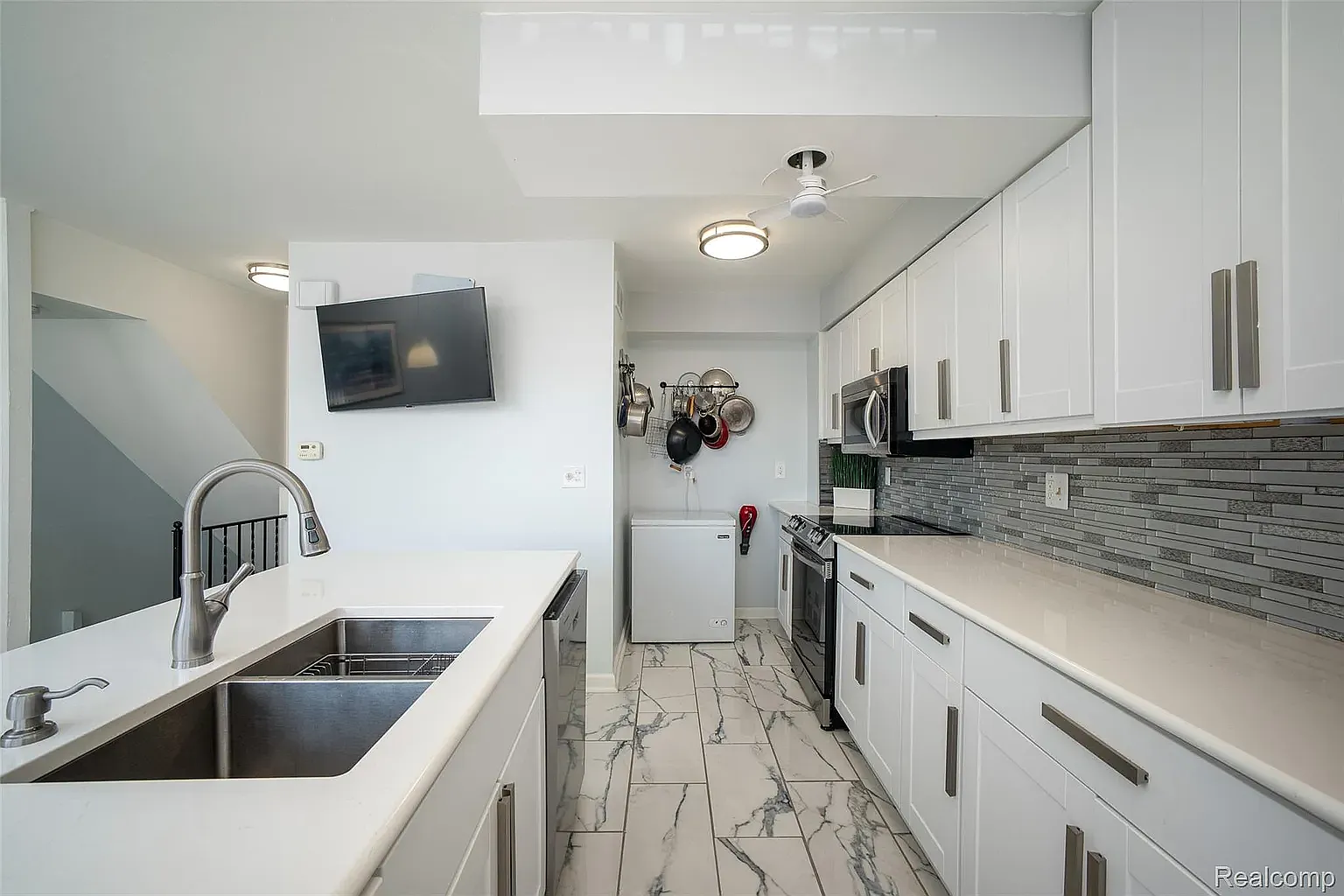 2 bed, 1043 sqft, $1,800 — Photo 2