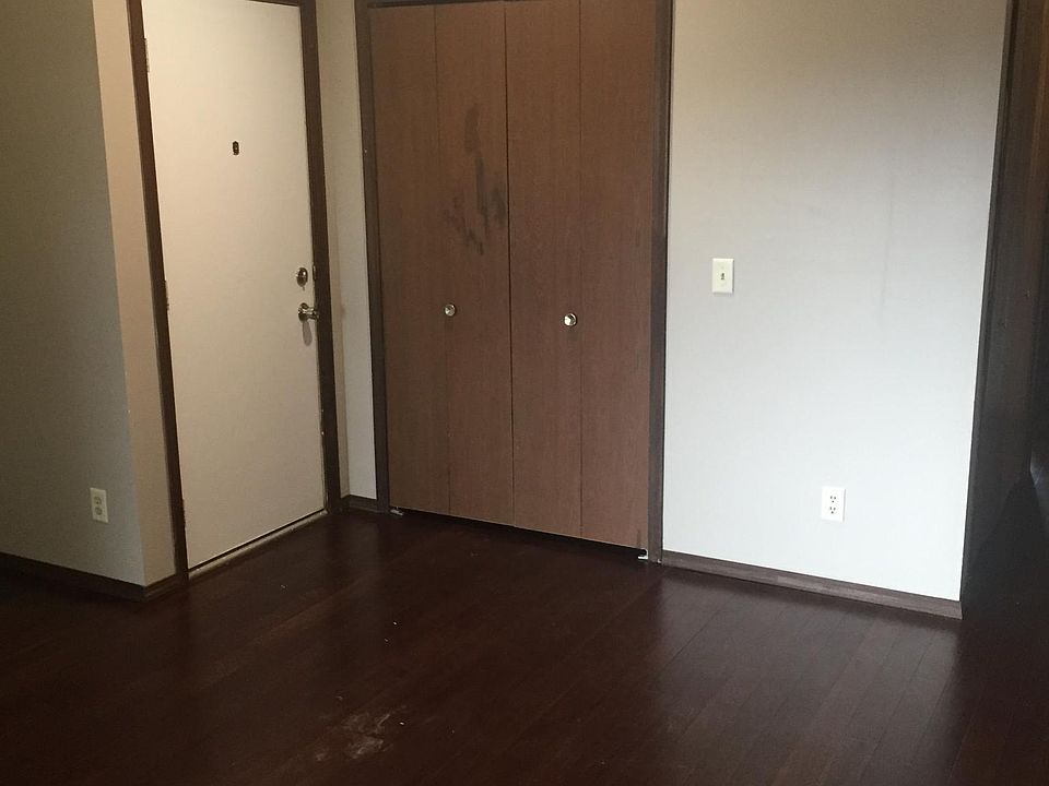 Entry/Living Room
