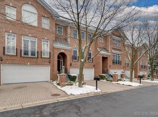 227 Campbell Ct, Geneva, IL 60134