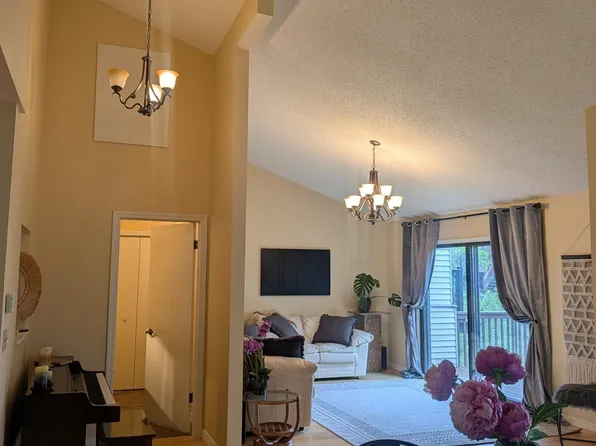 1058 Woodridge Dr, Rapid City, SD 57701
