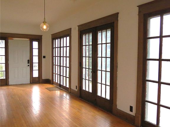 4th image of 102 E Main St