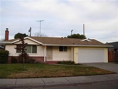 5071 McGlashan St photo 1