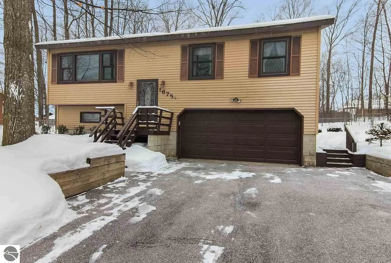 1675 Eastbriar photo 1