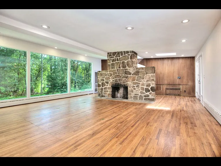 208 Bayberry Ln — Photo 6
