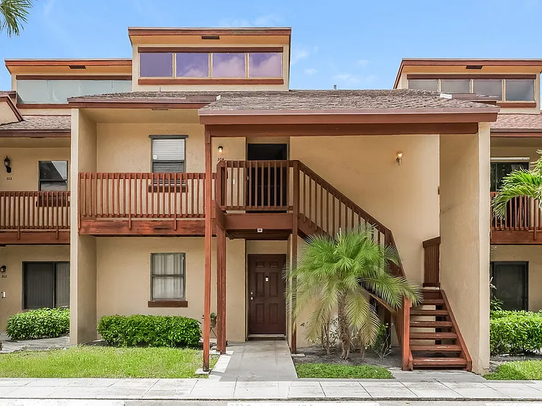 304 Lakeview Dr E — Photo 1