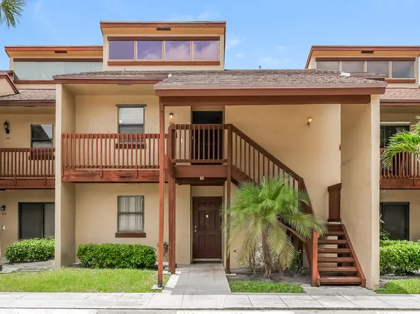 304 Lakeview Dr E, Royal Palm Beach, FL 33411