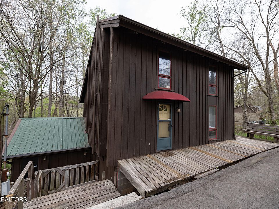 1st image of 151 Lakeview Cir