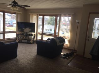 2260 Woodlawn St, Dubuque, IA 52001