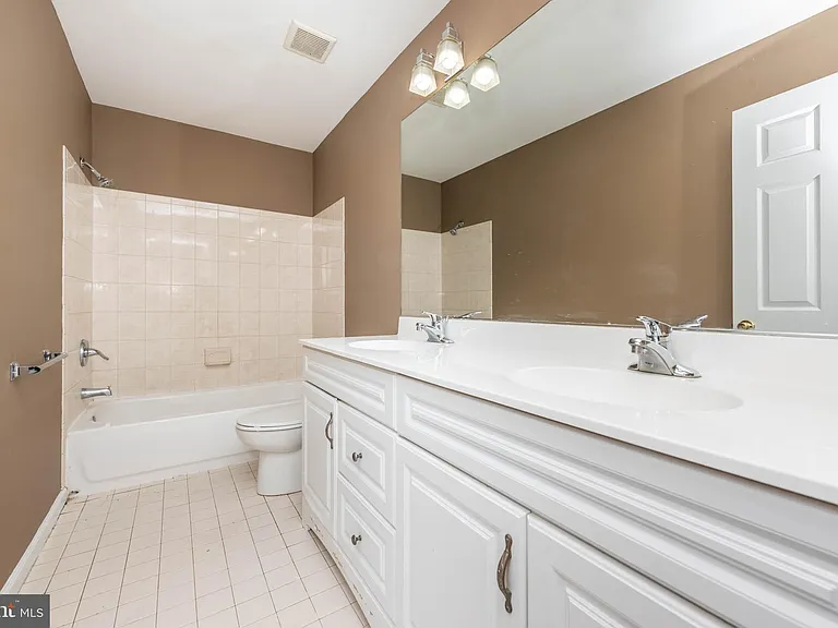 4021 Barrington Rd — Photo 18